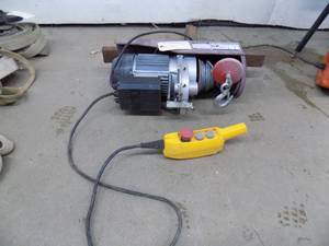 lot 126 image: Northern Inds 110 v - 2000lb Electric Hoist