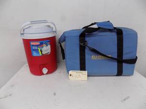 lot 109 image: Bag Cooler  Rubbermaid Thermal Jug