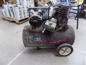 lot 122 image: Air Compressor Campbell Hauseeld 2hp
