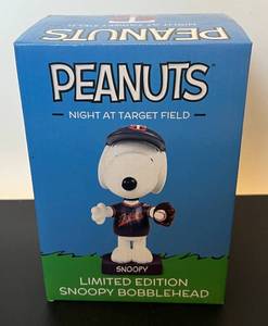 lot 164 image: Snoopy Bobblehead Minnesota Twins Baseball Limited Edition Peanuts Night