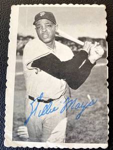 lot 73 image: Willie Mays 1969 Topps Deckle Edge #33 Vintage Baseball Card