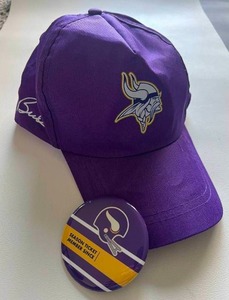 lot 137 image: Minnesota Vikings Season Ticket Holder Giveaway Bud Grant Hat and Pin - Football