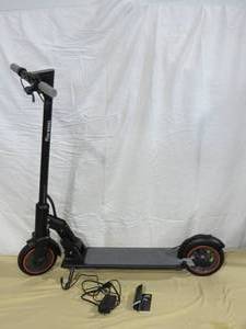 lot 11 image: 5th Wheel M2-UL 36V 7.5Ah 350W 8.5 Inch Folding Moped Electric Scooter  - Does Not Power On
