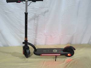 lot 16 image: Gyroor H40 Kids Electric Scooter with 180W Motor - Repair Handle Bars, Missing Charger