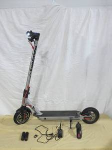 lot 18 image: Swagtron SG-5 Swagger 5 Commuter Electric Scooter - For Repair