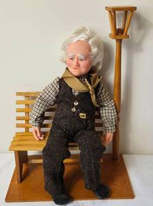 lot LBR225 image: Zanini & Zambelli Canneto Man on Street Bench