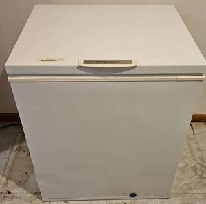 lot BAS01 image: Frigidaire Chest Freezer