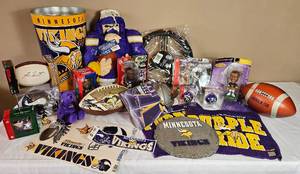 lot KIT21 image: Minnesota Vikings Memorabilia Bundle