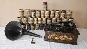 lot KIT37 image: Edison Home Phonograph and Gold Molded Records