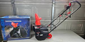 lot GAR01 image: Snow Joe Snowthrower with Light 18 width 13.5 AMP