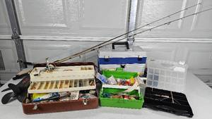 lot GAR15 image: Fishing Sportman Collection - Fishing poles, tackle boxes with tackle, trolling motor, fishing reel and more