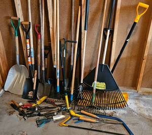 lot GAR20 image: Assortment of Garden Tools