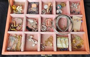 lot JEWEL09 image: Costume Jewelry and Vintage Jewelry Box