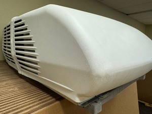 lot 16 image: Coleman-Mach 45004-0762 Mach 10 Signature Series Heat Pump with Wood Skid - 15,000 BTU, Textured White New Has Crack