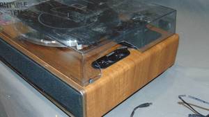 lot 90 image: 1 by ONE High Fidelity Belt Drive Turntable with Built-in Speakers, Vinyl Record Player with Magnetic Cartridge, Bluetooth Playback Crack In Top