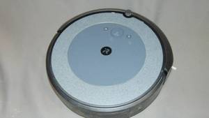 lot 117 image: iRobot Roomba  i5  No Base