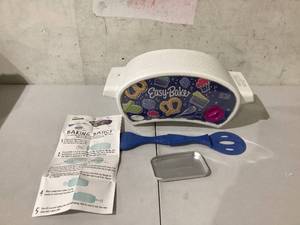 Easy Bake Ultimate Oven, Baking Star Super Treat Edition with 3 Mixes. For ages 8 and up