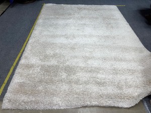 lot 779 image: Shag Area Throw Rug