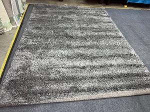 lot 810 image: Shag Area Throw Rug