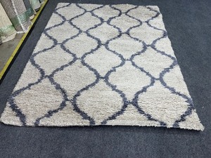 lot 813 image: Patterned Area Throw Rug