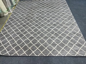 lot 814 image: Patterned Sculpted Area Throw Rug