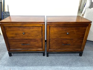 lot 870 image: Set of 2 Drawer Night Stands  Dresser