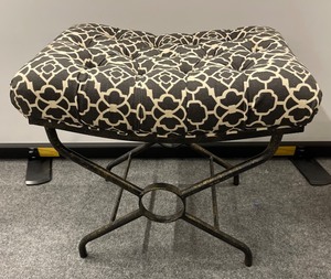 lot 907 image: Tufted Upholstered stool  bench