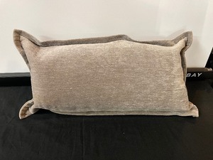 lot 275 image: Single Accent Pillow