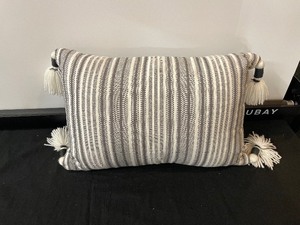 lot 276 image: Single Accent Pillow
