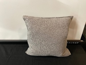 lot 293 image: Single Accent Pillow