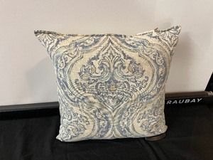 lot 286 image: Single Accent Pillow