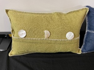 lot 295 image: Set of 2 Accent Pillows