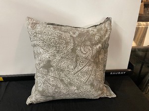 lot 311 image: Set of 2 Accent Pillows