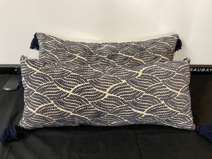 lot 304 image: Set of 2 Accent Pillows