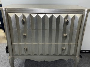 lot 911 image: Dresser