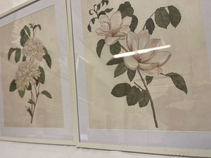 lot 432 image: Wall Decor - Flower Design w Vanilla Background