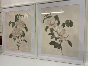 lot 433 image: Wall Decor - Flower Design w Vanilla Background