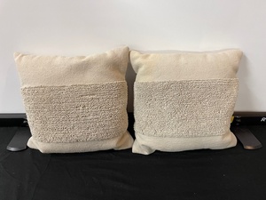 lot 147 image: Set of 2 Accent Pillows