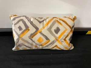 lot 171 image: Single Accent Pillow
