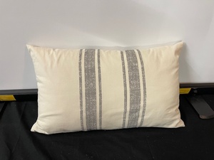 lot 173 image: Single Accent Pillow
