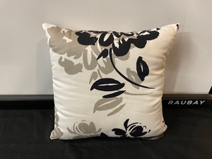 lot 190 image: Single Accent Pillow