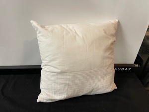lot 206 image: Single Accent Pillow