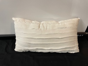 lot 210 image: Single Accent Pillow