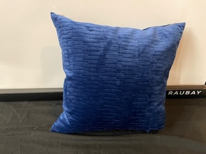 lot 211 image: Single Accent Pillow