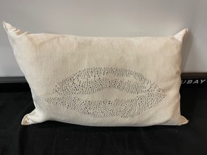 lot 222 image: Single Accent Pillow