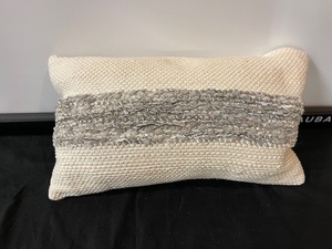 lot 231 image: Single Accent Pillow