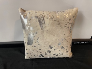 lot 262 image: Single Accent Pillow