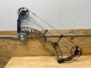 lot 3 image: Blackout NV-32 Compound Bow
