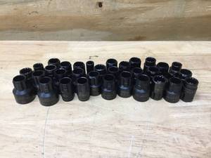 lot 72 image: Lot of 32 - Pass-Thru Sockets