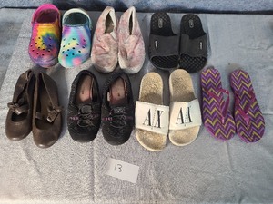 7 Pairs of Womens Sandals 7 12- 8 12 (Crocs)